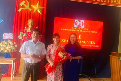 Trường Tiểu học Trần Bình Trọng tổ chức lễ kết nạp Đảng viên cho đồng chí Lý Thị Hà