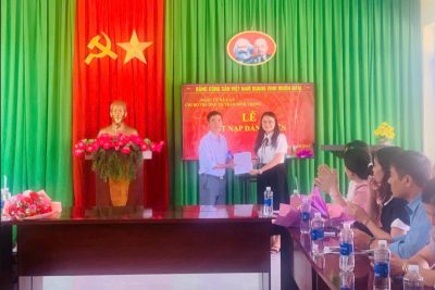 Trường TH Trần Bình Trọng xã Ea Ô tổ chức Lễ kết nạp đảng viên cho quần chúng Trần Văn Vũ